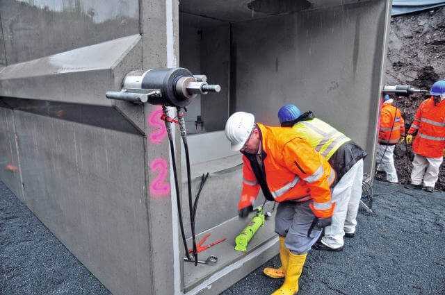 Durch den Spannkanal wird ein Spannstahl gezogen. Die Segmente werden hydraulisch aneinandergepresst.