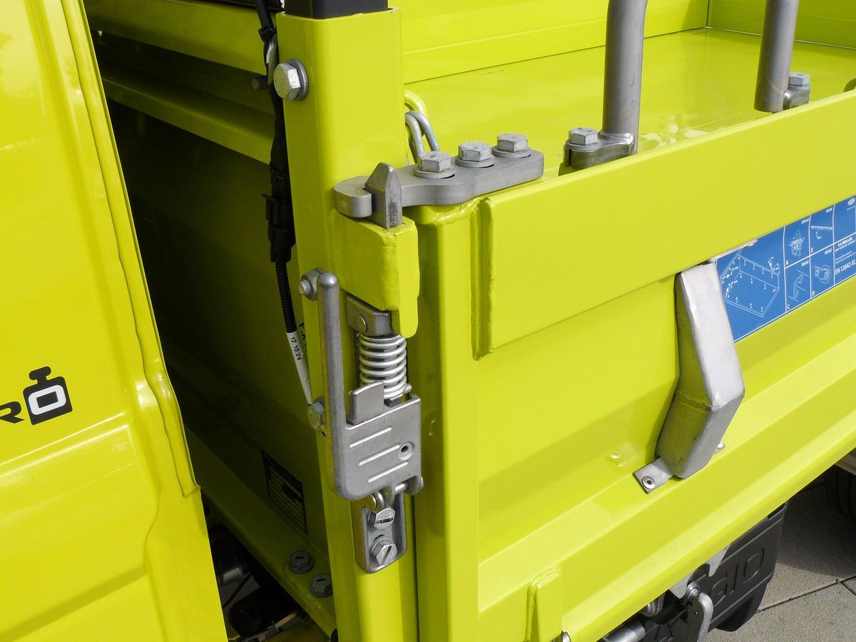 Verschraubt und stabil: patentierte Verschlüsse der Bordwände. | Foto: Randolf Unruh