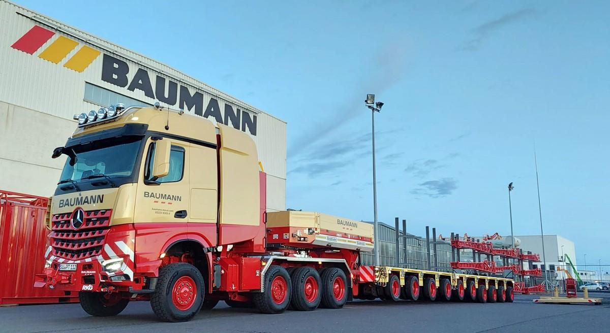 Der neue Schwerlast-Riese ist der ganze Stolz der Spedition Baumann. | Foto: Viktor Baumann Spedition