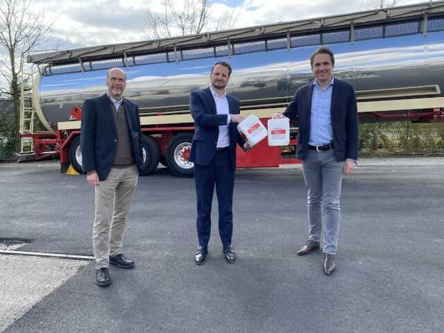 Remmers und Berentzen kooperieren für die Herstellung von Desinfektionsmittel (v.l.n.r.): Ingo Fuchs, Geschäftsführer Produktion und Logistik der Remmers Gruppe; Oliver Schwegmann, Vorstand der Berentzen-Gruppe, und Dirk Sieverding, Vorstandsvorsitzender der Remmers Gruppe. | Foto: Remmers