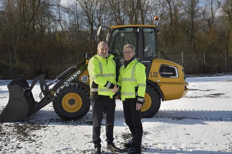 Neuer Geschäftsführer in Konz: Tommy Bengtsson (links) übernimmt den Posten von Matthias Keller, der nach 12 Jahren an der Unternehmensspitze in den Ruhestand geht. | Foto: Volvo CE Neuer Geschäftsführer in Konz: Tommy Bengtsson (links) übernimmt den Posten von Matthias Keller, der nach 12 Jahren an der Unternehmensspitze in den Ruhestand geht. | Foto: Volvo CE