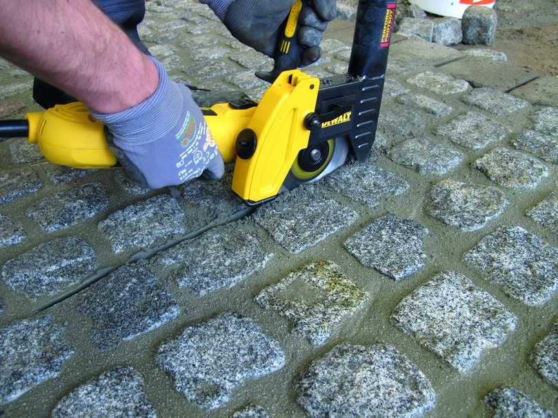 Einschneiden einer Bewegungsfuge | Foto: Deutsche Bauchemie Einschneiden einer Bewegungsfuge | Foto: Deutsche Bauchemie