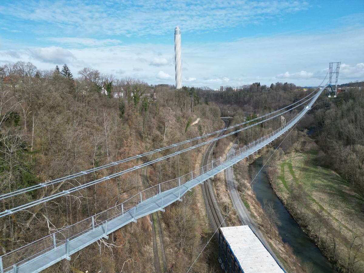 Schwungvolle Verbindung zwischen Mittelalter und Neuzeit – die neue Hängebrücke in Rottweil. | Foto: Schöppler