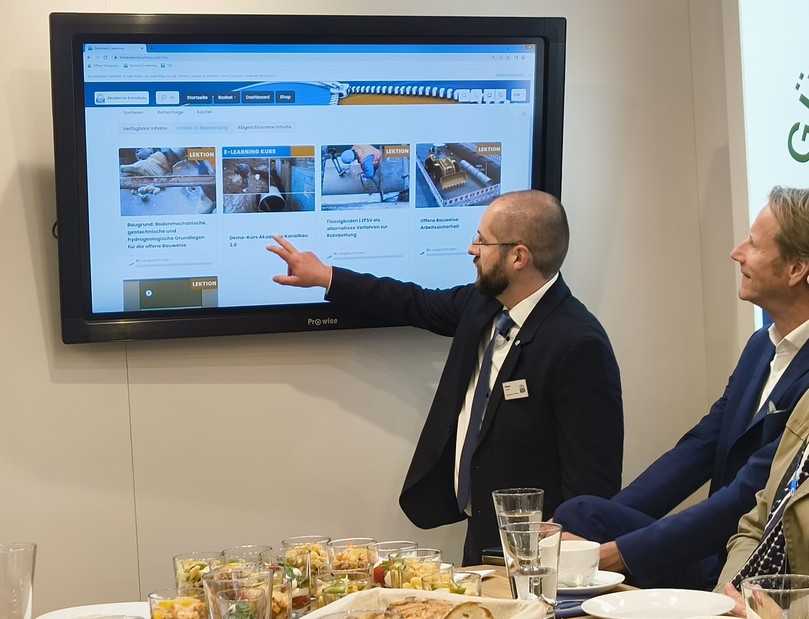 Christoph Wiesel bei der Vorstellung der überarbeiteten Plattform auf der IFAT. Rechts: Vorstandsvorsitzender Ulf Michel. | Foto: B_I/Valdix