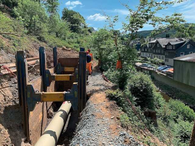 Die ersten beiden Haltungslängen sind geschafft. Der neue PE-Rohrstrang ist in der Zielgrube angekommen. | Foto: Tracto-Technik Die ersten beiden Haltungslängen sind geschafft. Der neue PE-Rohrstrang ist in der Zielgrube angekommen. | Foto: Tracto-Technik