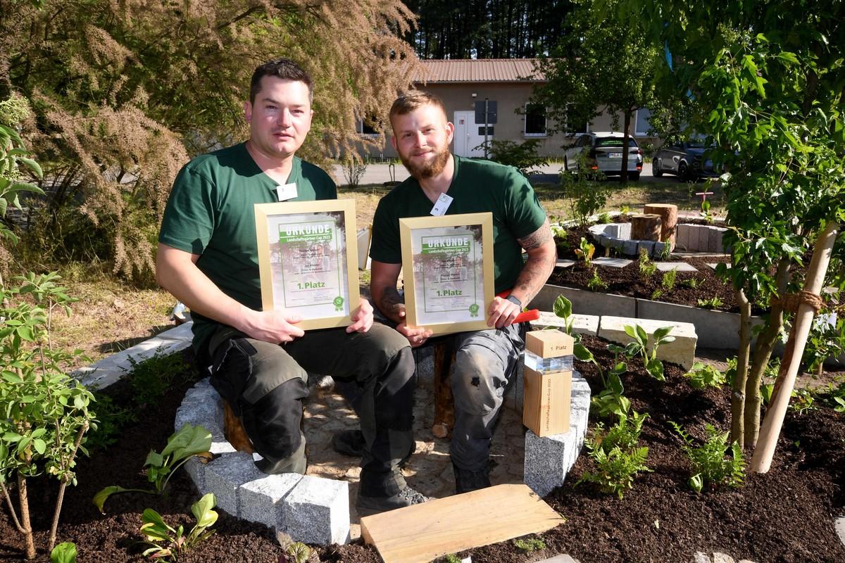 3 - Jan Kloster und Florian Wynen freuen sich über den hochverdienten Pokal als Landesmeister in Berlin und Brandenburg. | Foto: Thomas Uhlemann 3 - Jan Kloster und Florian Wynen freuen sich über den hochverdienten Pokal als Landesmeister in Berlin und Brandenburg. | Foto: Thomas Uhlemann