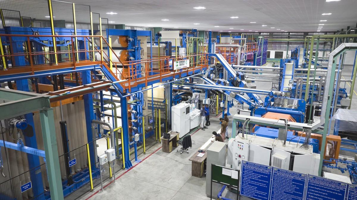 Die Herstellung von diversen Geweben für die Reifenproduktion findet bei BKT inhouse statt mit Hilfe italienischer Maschinen. | Foto: BKT