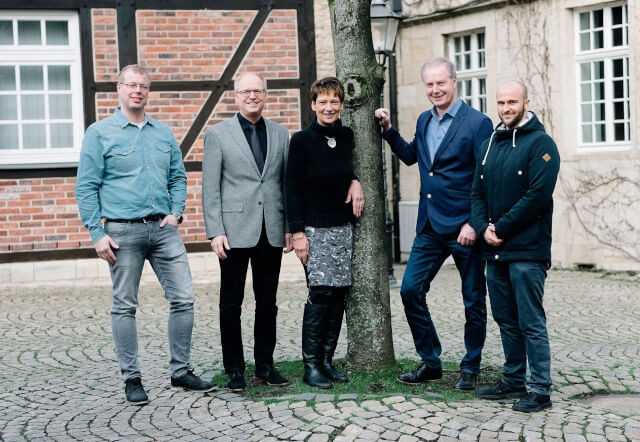 Die Projektpartner von BeGrüKlim (v.l.): Daniel Krüger (Betriebsleiter Gemeindewerke), Prof. Dr. Helmut Grüning (FH Münster), Bürgermeisterin Manuela Mahnke, Franz Humberg und Marius Ernst (beide Humberg) | Foto: FH Münster/Maxi Krähling