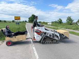 Baumpfleger sind 74 Stunden mit Raupenlader unterwegs