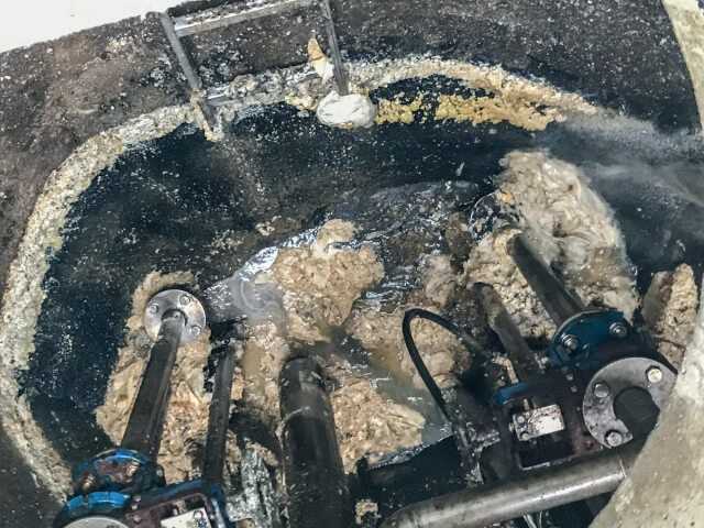 Abgesaugter Pumpschacht mit lösbaren Anhaftungen an den Rändern | Foto: Technische Werke Burscheid