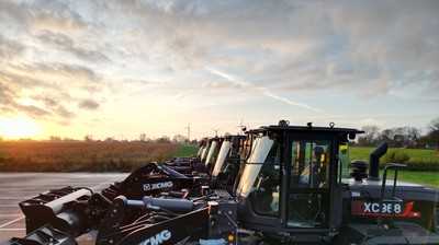 Sechs Radlader für übergeben