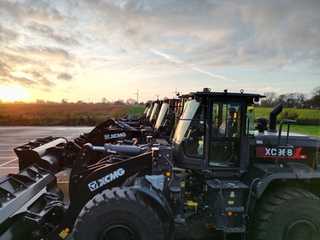 Sechs Radlader für übergeben