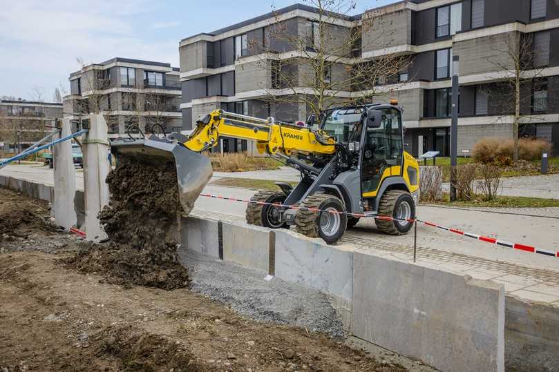 HKL zeigt den neuen Kramer Teleskopradlader 5045 als vielseitige Maschine für den Tief- und Straßenbau sowie den GaLaBau. | Foto: HKL
