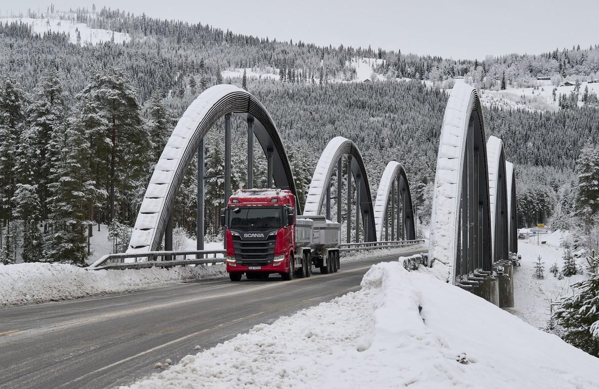 Auf spiegelglatter Straße müssen sich Scania-Kipperzüge wie der R 590 6x4 samt Dreiachs-Zentralanhänger beweisen. | Foto: Scania CV AB