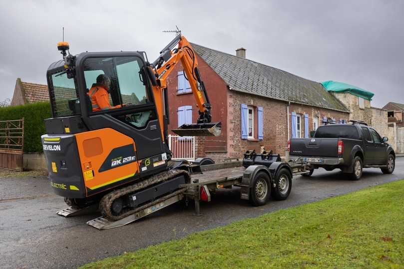 Einfacher Transport: Develons neuer E-Minibagger mit geschlossener Kabine ist schnell aufgeladen und bereit
für den nächsten Einsatz. | Foto: Develon