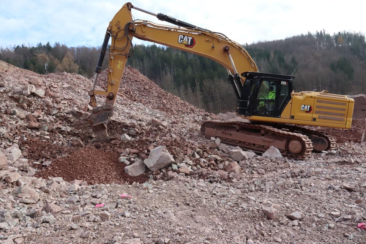 Im Hartsteineinsatz bei Bad Salzungen im Wartburgkreis in Thüringen bedient sich der Ma-schinist eines Reißzahns. | Foto: Zeppelin