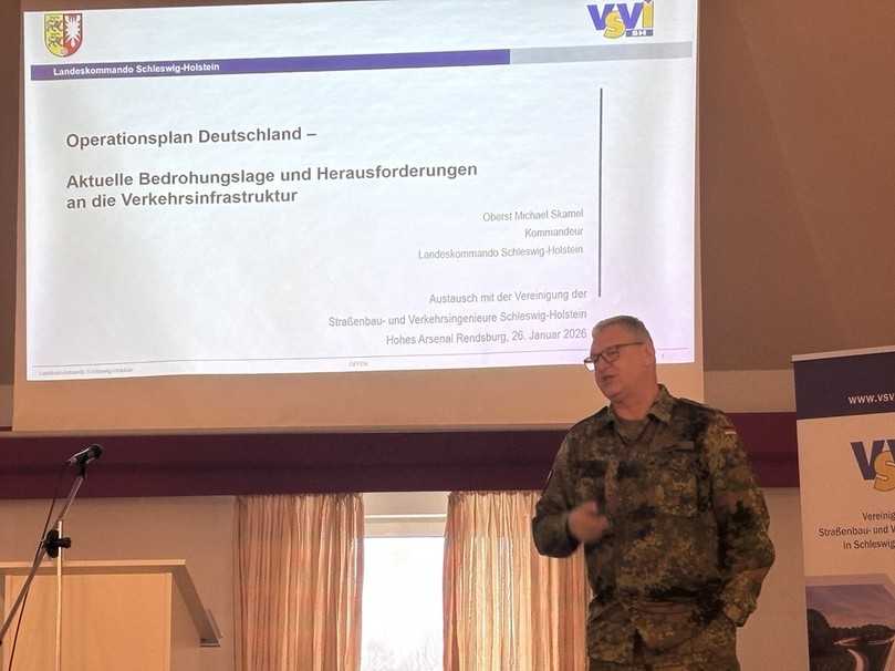 Oberst Michael Skamel (Landeskommando Schleswig-Holstein) sprach über den Operationsplan Deutschland und die Anforderungen an die Verkehrsinfrastruktur. | Foto: B_I MEDIEN/MJ Oberst Michael Skamel (Landeskommando Schleswig-Holstein) sprach über den Operationsplan Deutschland und die Anforderungen an die Verkehrsinfrastruktur. | Foto: B_I MEDIEN/MJ