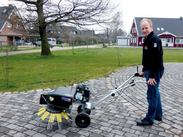 Akkubetriebene Wildkrautbürste vom Start-up: Details und erster Eindruck