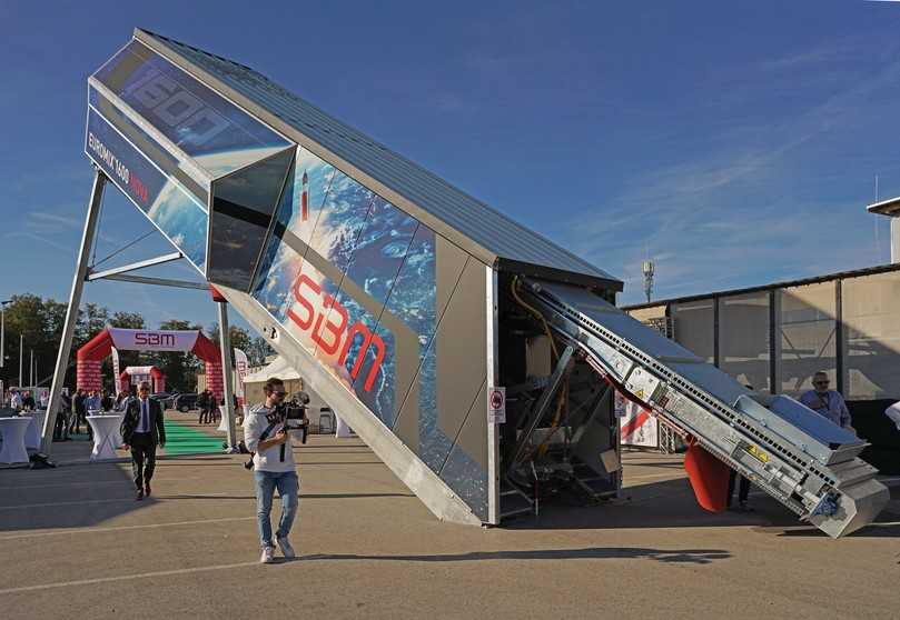 Ihre Weltpremiere auf der Bauma 2025 feiert die neue mobile SBM-Betonmischanlage Euromix 1600 Nova, die eine höhere Energieeffizienz und deutlich mehr Raum für Kontroll- und Wartungsarbeiten bietet. | Foto: SBM Ihre Weltpremiere auf der Bauma 2025 feiert die neue mobile SBM-Betonmischanlage Euromix 1600 Nova, die eine höhere Energieeffizienz und deutlich mehr Raum für Kontroll- und Wartungsarbeiten bietet. | Foto: SBM