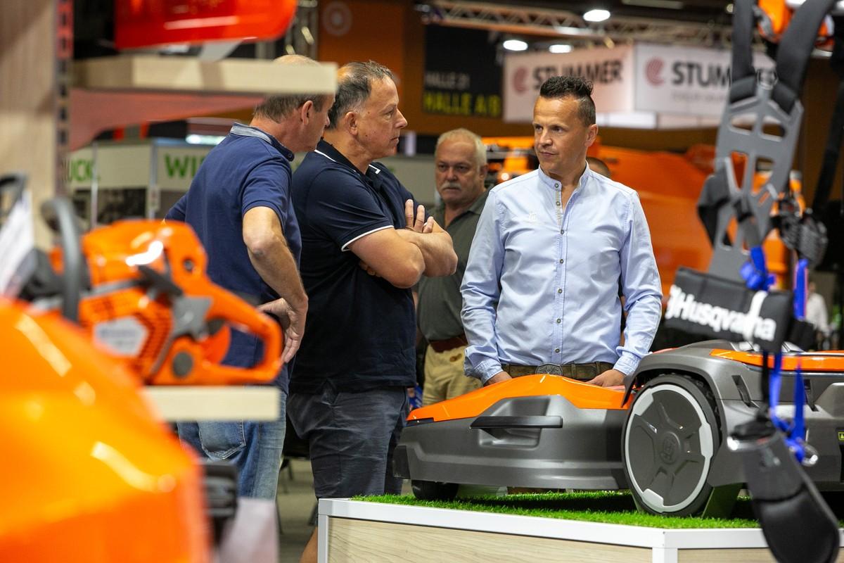 Der Kontakt zu Herstellern, Dienstleistern und anderen Kommunalverantwortlichen ermöglicht es, sich über aktuelle Themen zu informieren und Netzwerke zu pflegen. | Foto: cityfoto.at