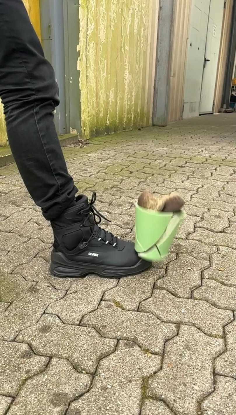 Für den Text haben wir mehrfach mit großen Steinen gefüllte Tontöpfe auf den Schuh fallen lassen. | Foto: B_I MEDIEN/mj Für den Text haben wir mehrfach mit großen Steinen gefüllte Tontöpfe auf den Schuh fallen lassen. | Foto: B_I MEDIEN/mj