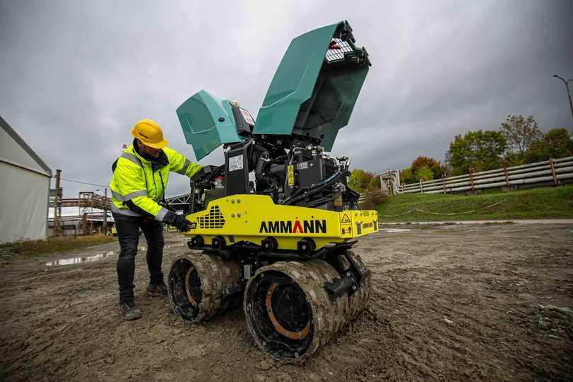 Der wassergekühlte Kubota D1105 Dieselmotor mit 15,6 kW (21 PS) erfüllt die Emissionsstandards. | Foto: Ammann Group