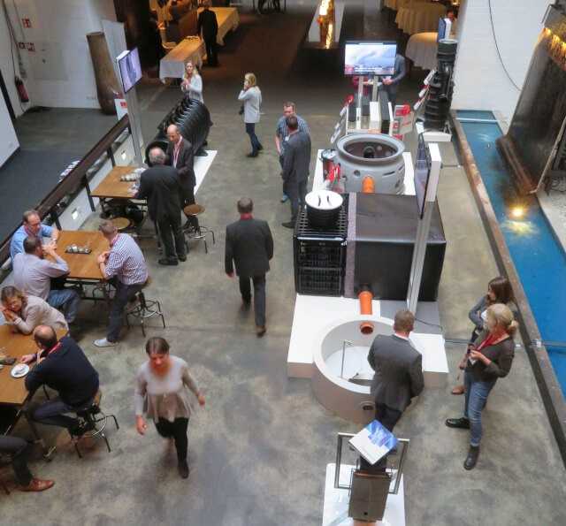 In den Pausen konnten sie sich in einer kleinen Ausstellung über neue und bewährte Produkte von ACO im Hamburger Gastwerk Hotel informieren. | Fotos: B_I/Valdix