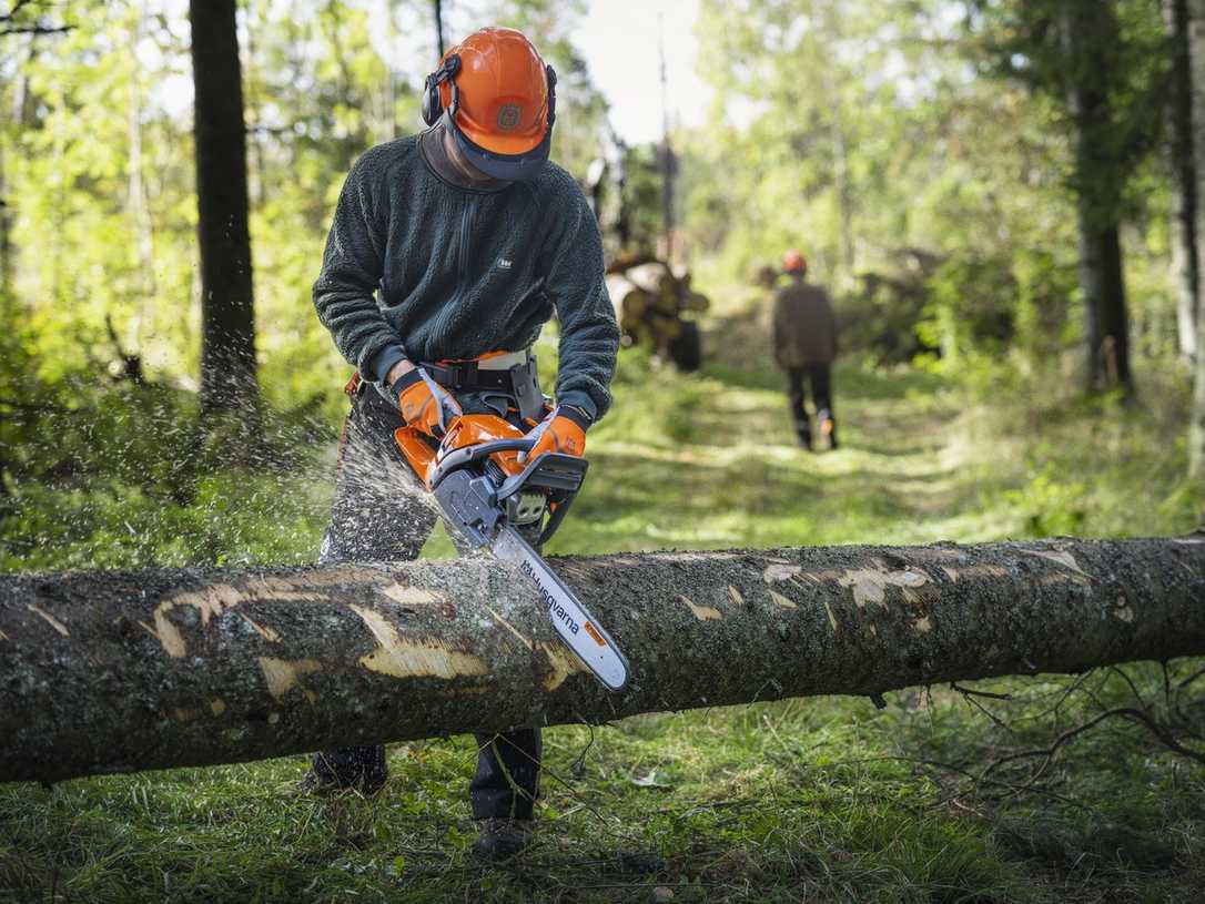 Husqvarna 450X & 445S: Neue Kettensägen für Forst und Garten für Profis und Heimwerker
