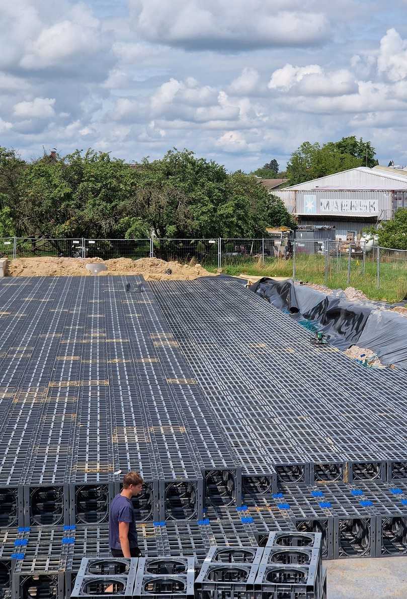 Bedingt durch die Hanglage im Neubaugebiet „Bühli“ wurden neben den D-Raintank 3000-Elementen mit einer Höhe von 60 cm auch D-Raintank 3000 smallbox-Elemente mit 33 cm Höhe verbaut. | Foto: Funke Kunststoffe GmbH