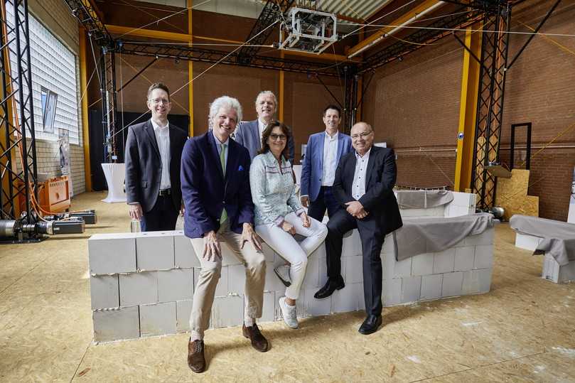 Alle Beteiligten sind sichtbar stolz auf das Ergebnis von drei Jahren Forschungsarbeit (v.l.n.r.): Prof. Dr.-Ing. Tobias Bruckmann (Universität Duisburg-Essen), Jan Dietrich Radmacher (Vorstandsvorsitzender Bundesverband Kalksandsteinindustrie e.V.), Frederic Dörlitz (stellvertretender Vorstandsvorsitzender Bundesverband Kalksandsteinindustrie e.V.), Mechthild Heil (CDU-Bundestagsabgeordnete), Roland Meißner (Geschäftsführer Bundesverband Kalksandsteinindustrie e.V.) und Prof. Dr.-Ing. Dieter Schramm (Universität Duisburg-Essen) | Foto: Henning Stauch I Bundesverband Kalksandsteinindustrie e.V. Alle Beteiligten sind sichtbar stolz auf das Ergebnis von drei Jahren Forschungsarbeit (v.l.n.r.): Prof. Dr.-Ing. Tobias Bruckmann (Universität Duisburg-Essen), Jan Dietrich Radmacher (Vorstandsvorsitzender Bundesverband Kalksandsteinindustrie e.V.), Frederic Dörlitz (stellvertretender Vorstandsvorsitzender Bundesverband Kalksandsteinindustrie e.V.), Mechthild Heil (CDU-Bundestagsabgeordnete), Roland Meißner (Geschäftsführer Bundesverband Kalksandsteinindustrie e.V.) und Prof. Dr.-Ing. Dieter Schramm (Universität Duisburg-Essen) | Foto: Henning Stauch I Bundesverband Kalksandsteinindustrie e.V.