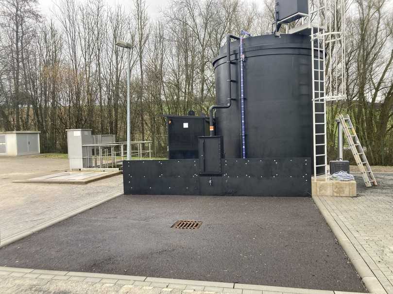 Klärwerk Trierweiler: der Fällmitteltank, davor die Stellfläche fürs Tankfahrzeug und erdeingebaut daneben NeutraSab. | Foto: Mall Klärwerk Trierweiler: der Fällmitteltank, davor die Stellfläche fürs Tankfahrzeug und erdeingebaut daneben NeutraSab. | Foto: Mall