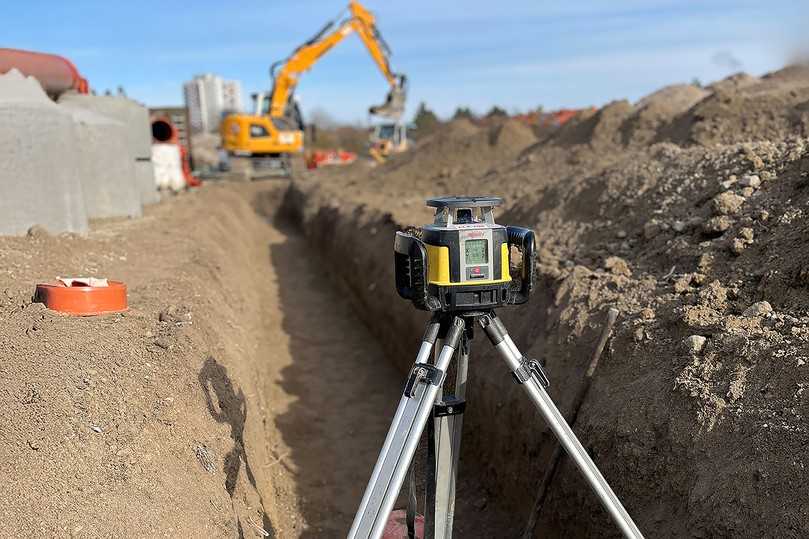 Der Leica-Rotationslaser „Rugby" ermöglicht exakte Nivellierarbeiten. | Foto: Liebherr