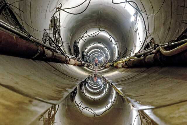 Eine interessante Perspektive mit Spiegelbild: Deutlich zu erkennen das Gefälle bis zu dem Düker-Tiefpunkt von 12 m unter der Gewässersohle des Rheins Eine interessante Perspektive mit Spiegelbild: Deutlich zu erkennen das Gefälle bis zu dem Düker-Tiefpunkt von 12 m unter der Gewässersohle des Rheins