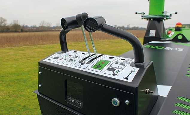 Über die ergonomisch geformte Steuerungskonsole lässt sich der Raupenhacker im Gelände und über Unebenheiten präzise und feinfühlig steuern. | Foto: GreenMech