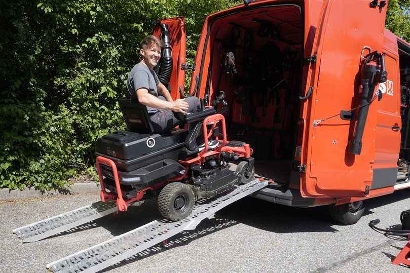 Ist nicht nur autonom unterwegs, sondern auch als Aufsitzmäher einsetzbar: Kress-Anwendungsberater Alexander Sawatzki fährt den neuen Voyager zu Präsentationszwecken aus dem Transporter. | Foto: B_I MEDIEN/Hanekamp