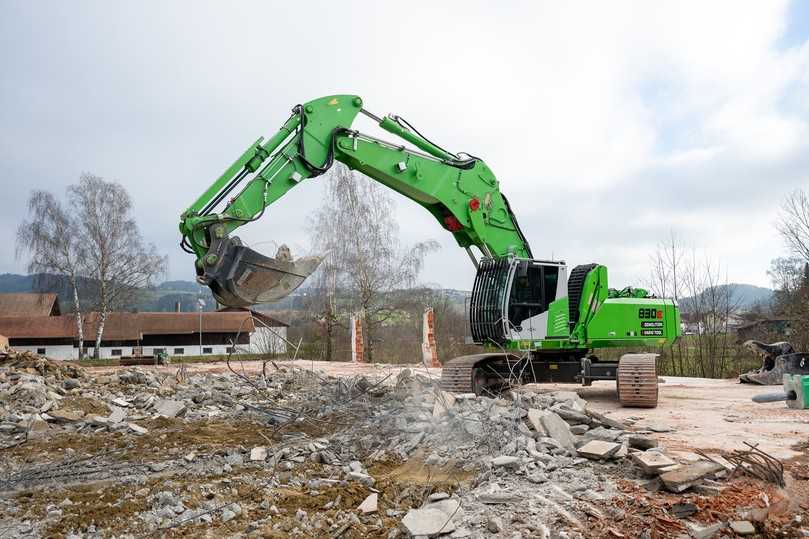 Die Ausstattung mit Erdbauausrüstung und Tieflöffel qualifizieren den Sennebogen 830 E Demolition Vario Tool auch für Abbrucharbeiten in der Tiefe und die Baustellennachbearbeitung. | Foto: Sennebogen Die Ausstattung mit Erdbauausrüstung und Tieflöffel qualifizieren den Sennebogen 830 E Demolition Vario Tool auch für Abbrucharbeiten in der Tiefe und die Baustellennachbearbeitung. | Foto: Sennebogen