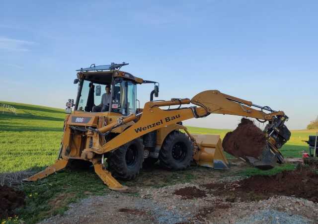 Mit dem 280 Grad Schwenkbereich kann das Material auch seitlich verladen werden.