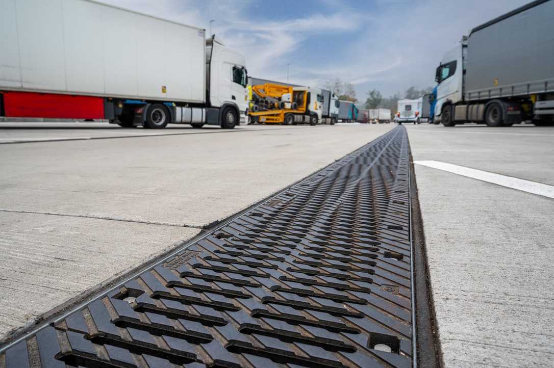 Nachhaltige Entwässerungslösung Birco pur für Lkw-Parkplätze und Regenwasserbehandlung