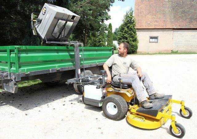 Als ausgesprochen praktisch erwies sich die hydraulische Hochentleerungsfunktion der Grasfangbox.