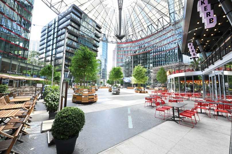 Sorgen für beruhigende Komponenten einer Wohlfühloase im Herzen des dynamischen Großstadtlebens: Pflanzgefäße mit verspiegelten Edelstahloberflächen, die mit Schwerlast-Rollen immer wieder neu platziert werden können und mit schattenspendenden Bäumen bepflanzt wurden. | Foto: Brink