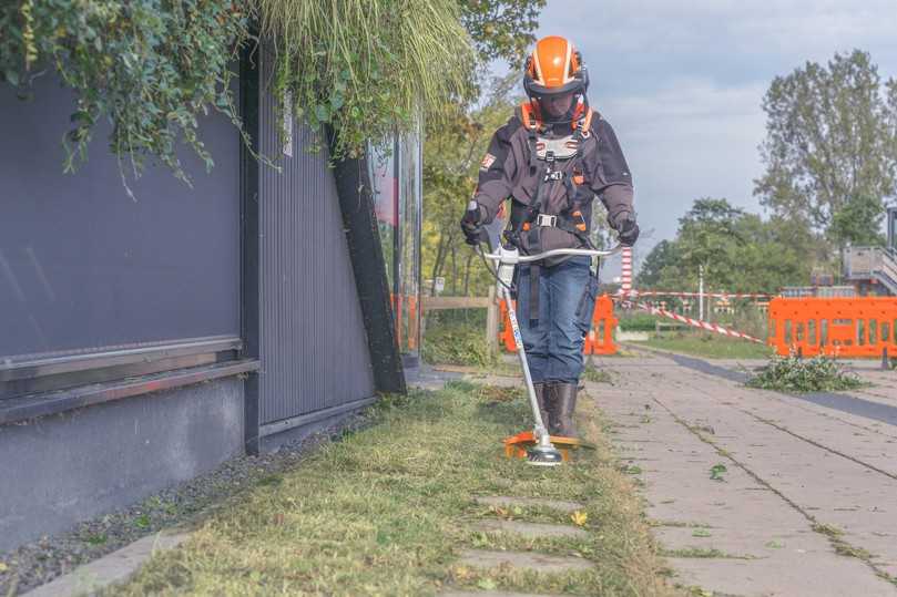 Die Grünflächen rund um das Gebäude sowie die Wiese auf dem Dach kürzt der Profi mit der Akku-Kreiselschere RGA 140 ein. | Foto: Stihl