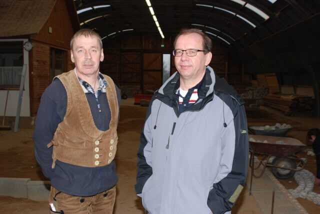 Ausbilder Manfred Pigorsch (links) und Zentrumsleiter Andreas Ketzner: „Im Ausbildungszentrum Ahrensbök haben wir 7 Ausbildungsbereiche in drei Hallen plus zwei Außenarbeitsflächen. Das Internat hat insgesamt 108 Betten in drei Häusern.“