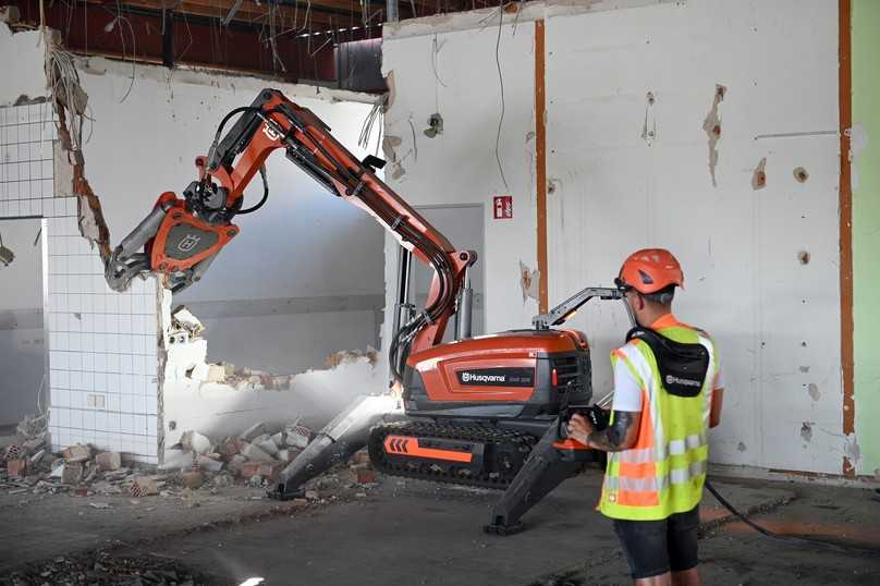 Mit einem Husqvarna Abrissroboter DXR 305 gelingt der Rückbau im Gebäude per Funkfernsteuerung schnell und gefahrlos. | Foto: QUATEX