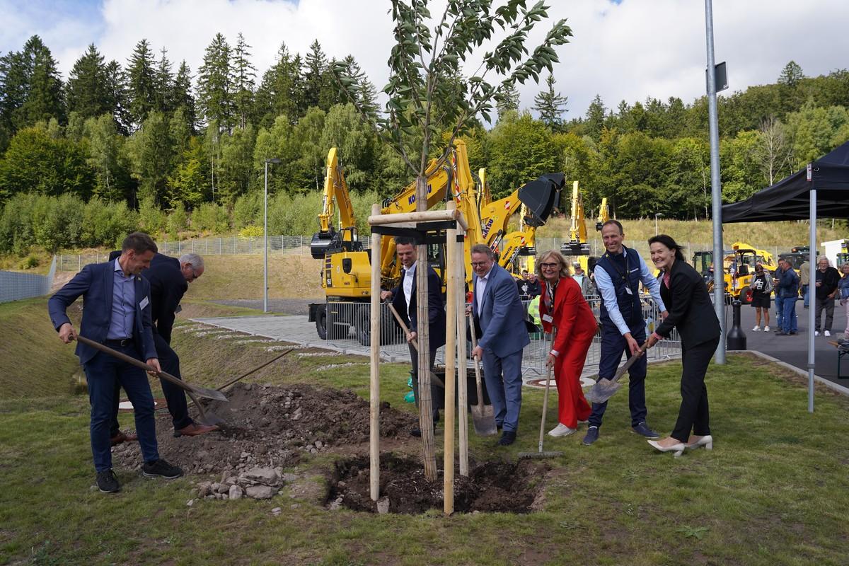 Baumpflanzung auf dem neuen Schlüter-Betriebsgelände. | Foto: Schlüter