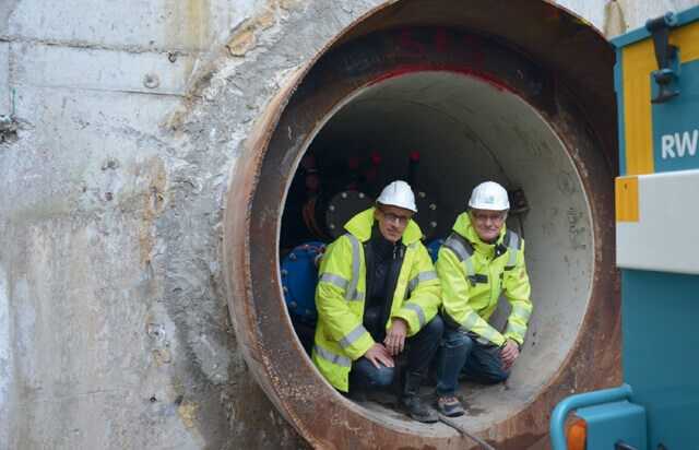 Geschafft: Voll im Zeitplan und zentimetergenau ist der Einzug abgeschlossen. Arne Levsen von der Planungsgemeinschaft und Norbert Buchwald vom AZV sind zufrieden. | Foto: bi/zu Eulenburg