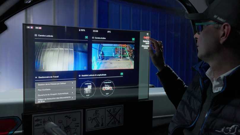 Der von Bobcat mit Partnern entwickelte transparente OLED-Bildschirm sitzt in der Seitenscheibe des Konzept-Teleskopladers TL25.60e. | Foto: Bobcat Der von Bobcat mit Partnern entwickelte transparente OLED-Bildschirm sitzt in der Seitenscheibe des Konzept-Teleskopladers TL25.60e. | Foto: Bobcat