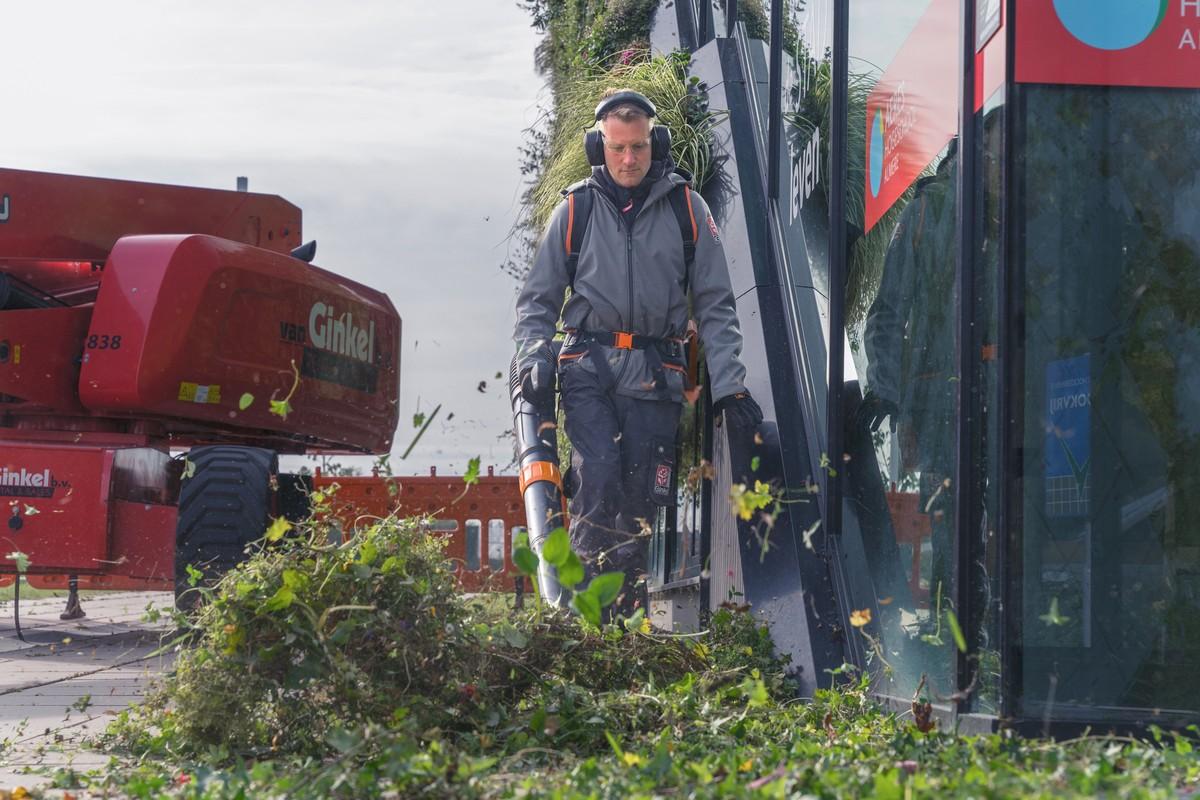 Das Schnittgut lässt sich mit dem Akku-Laubbläser Stihl BGA 300 sauber auf einem Haufen zusammenpusten. | Foto: Stihl