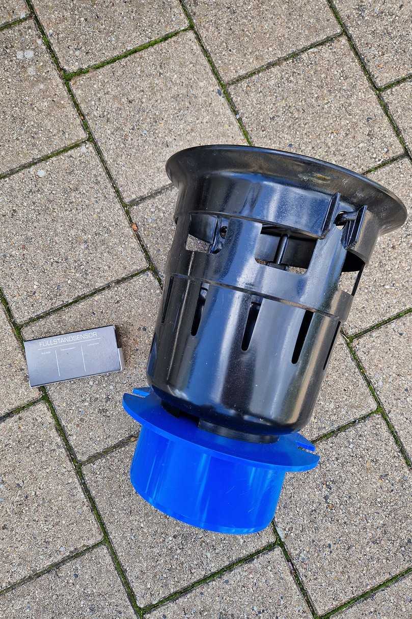 Bereits seit längerem kooperieren Funke Kunststoffe GmbH und die Ingenieurgesellschaft Prof. Dr. Sieker mbH. Daher lässt sich die KS-Bluebox mit der intelligenten Steuerung STORM.Control kombinieren, die dem Nutzer eine webbasierte Überwachung wichtiger Speicherparameter ermöglicht. Hier zu sehen: Der Füllstandssensor, der unter dem Schlammeimer eines Inspektionsblocks eingebaut wird. | Foto: Funke Kunststoffe GmbH Bereits seit längerem kooperieren Funke Kunststoffe GmbH und die Ingenieurgesellschaft Prof. Dr. Sieker mbH. Daher lässt sich die KS-Bluebox mit der intelligenten Steuerung STORM.Control kombinieren, die dem Nutzer eine webbasierte Überwachung wichtiger Speicherparameter ermöglicht. Hier zu sehen: Der Füllstandssensor, der unter dem Schlammeimer eines Inspektionsblocks eingebaut wird. | Foto: Funke Kunststoffe GmbH