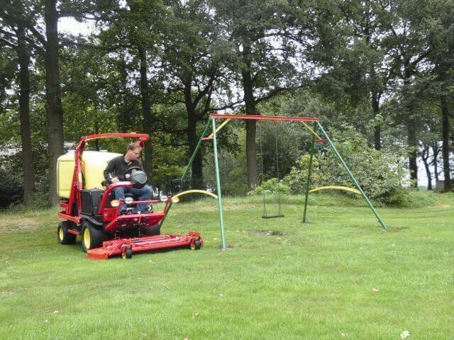 Hindernisse sind kein Problem für den wendigen Frontmäher Hindernisse sind kein Problem für den wendigen Frontmäher