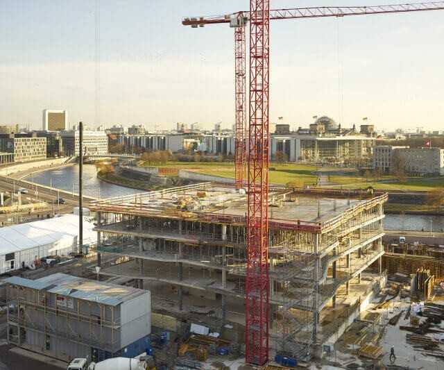 Halbzeit beim Rohbau: In bester Lage, mit Blick auf Reichstag und Kanzleramt, wächst der „Cube Berlin“ Etage um Etage. | Fotos: Ulma Halbzeit beim Rohbau: In bester Lage, mit Blick auf Reichstag und Kanzleramt, wächst der „Cube Berlin“ Etage um Etage. | Fotos: Ulma
